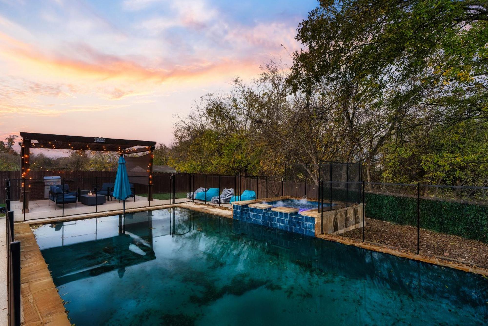 Stunning Family Home With Pool & Hot Tub - Sleeps 17 Pflugerville Exterior foto